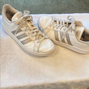 EUC! Women’s size 9, Vintage Adidas White Sneakers with Gray Stripes!